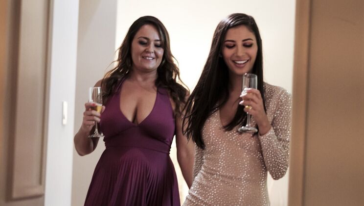 Gianna Dior & Elexis Monroe: Kissing & More